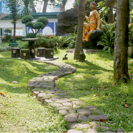 Grasstone Paving Rumput: Harmoni Hardscaping dan Kehijauan Alami