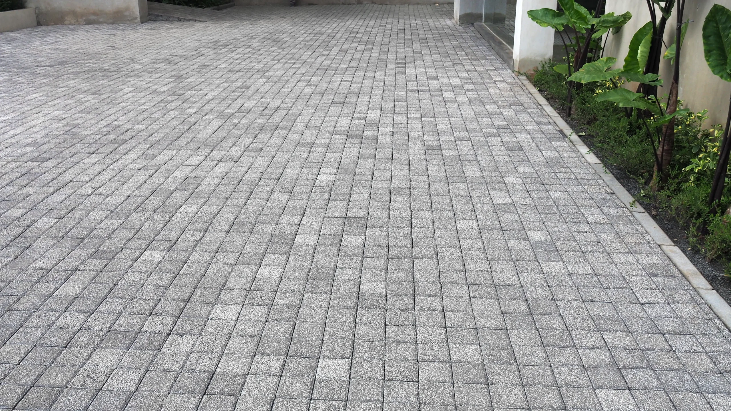 Teras Lakon: Keamanan dan Estetika dengan Paving Block Conbloc