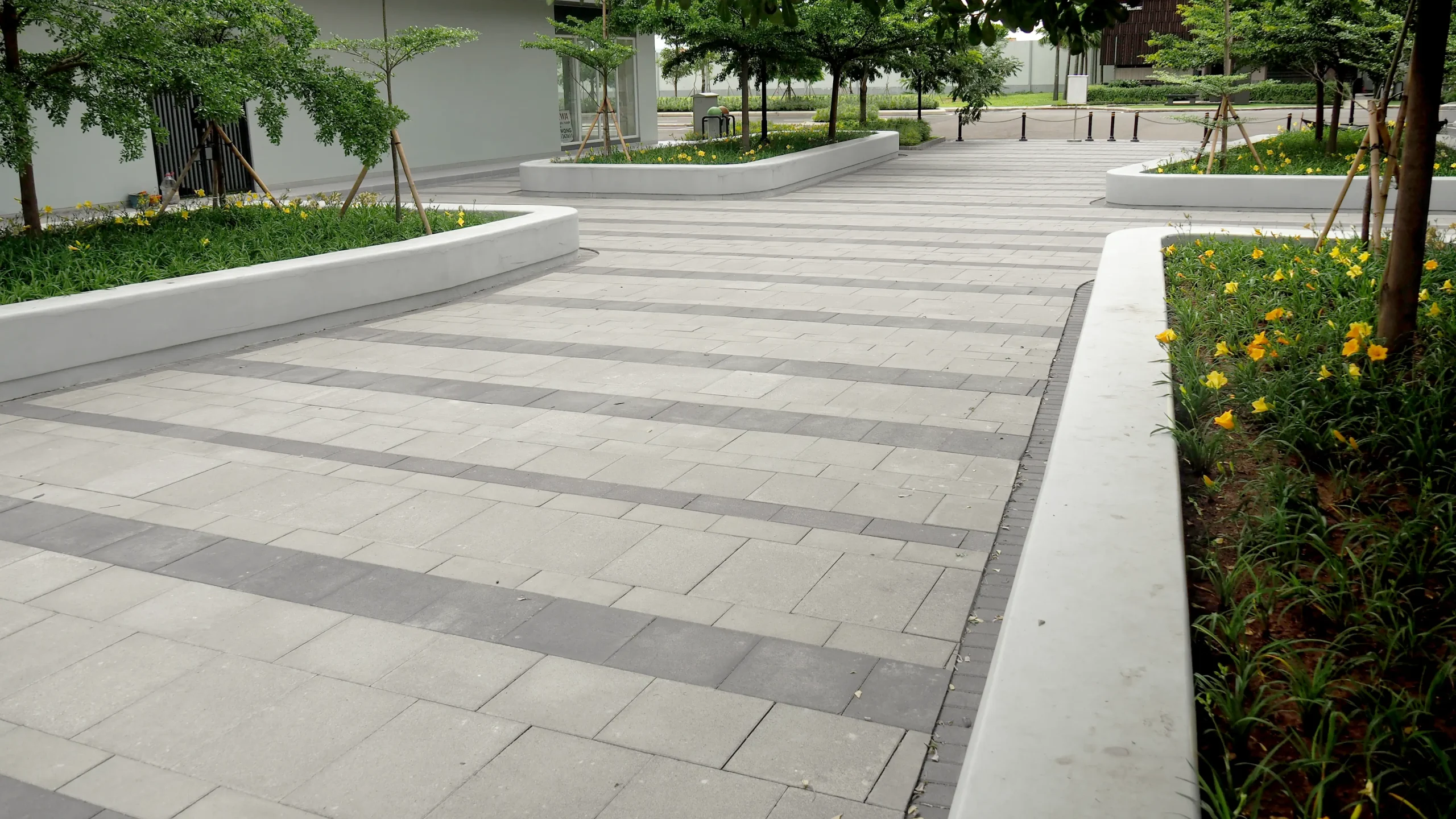 Plaza di Magna Summarecon: Paving Block Premium di Bandung