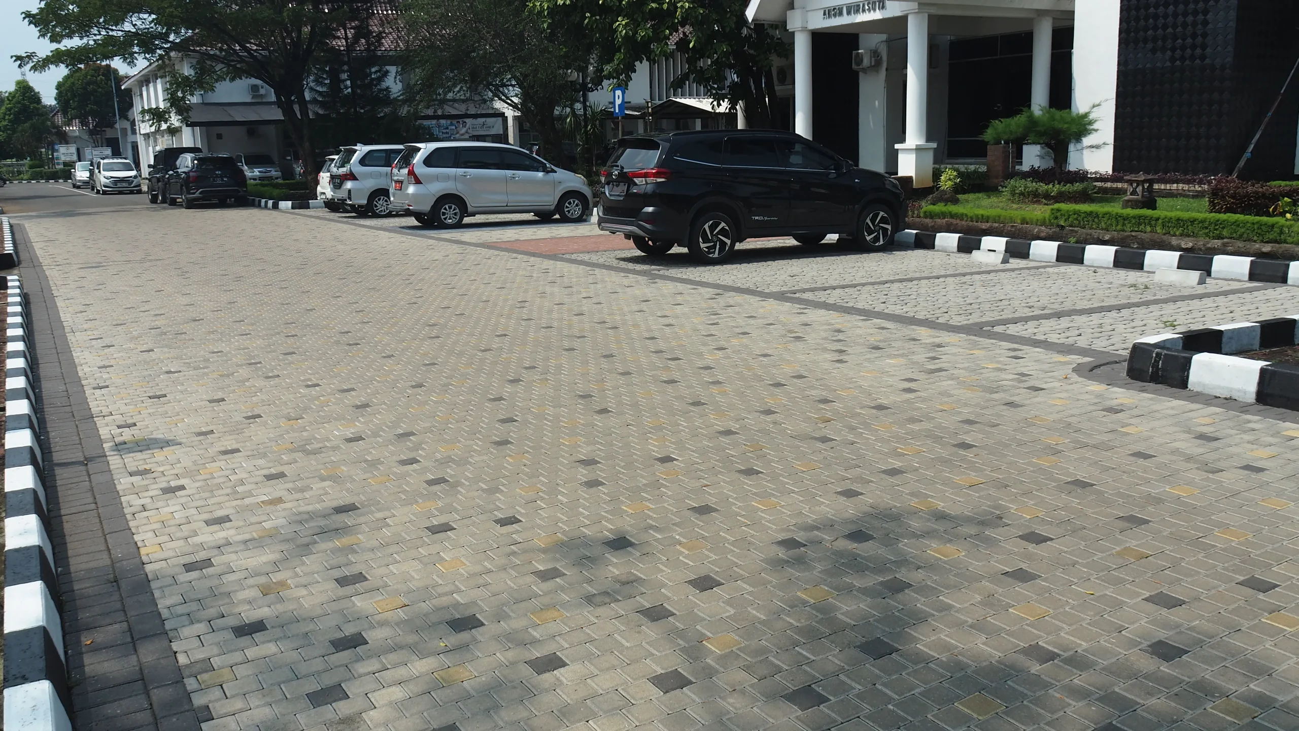 Kantor Kabupaten Karawang: Instalasi Paving Block dari Conbloc