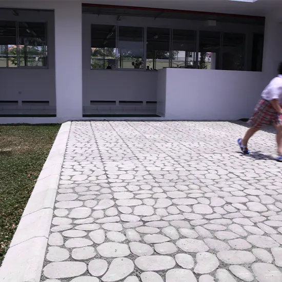 Grasstone Paving Rumput: Harmoni Hardscaping dan Kehijauan Alami