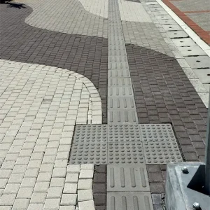 Paving guiding block atau difable block terpasang di pedestrian Pantai Indah Kapuk