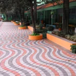 Pola paving block bergelombang di pelataran sekeliling lapangan utama SMA 78, menggunakan produk eksklusif Conbloc Group yaitu Segmento bertebal 8 cm