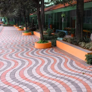 Pola paving block bergelombang di pelataran sekeliling lapangan utama SMA 78, menggunakan produk eksklusif Conbloc Group yaitu Segmento bertebal 8 cm