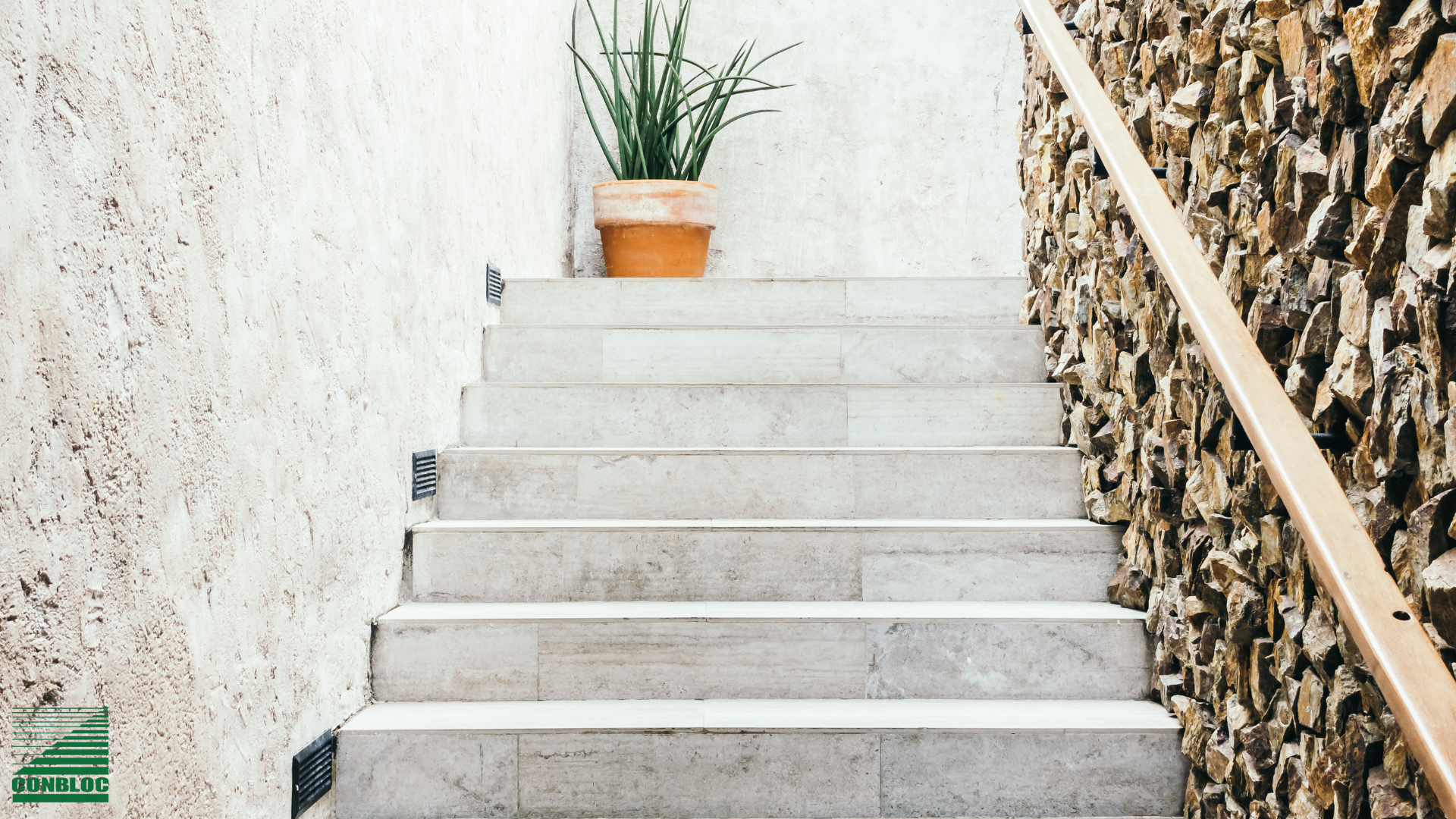 Ingin Menggunakan Dinding Batu Alam? Ini Definisi, Inspirasi Desain, dan Warnanya