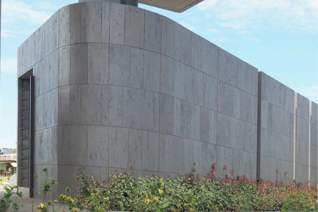 bangunan dengan panel fasad dari Conbloc