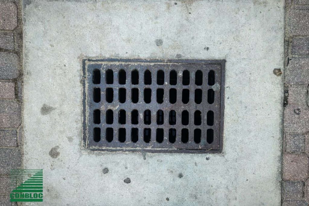 lubang yang mengarah ke saluran drainase bawah tanah