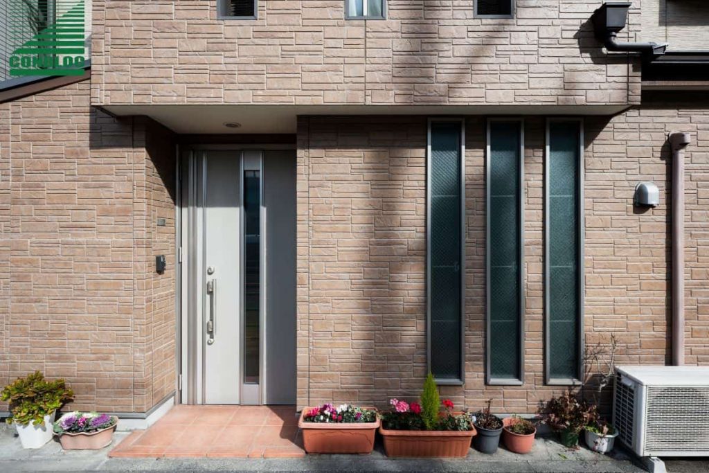 rumah dengan fasad yang terbuat dari kayu